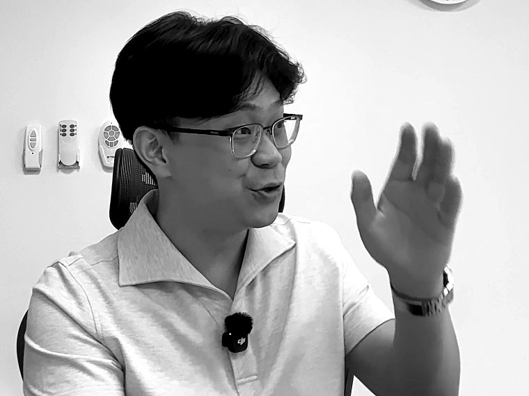 溫寧在竹北教室的課堂現場，正在向學生講解